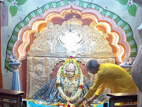 Pune Navratri 2023 : मंडप उभारणी, विद्युत रोषणाई अन् फुलांची सजावट