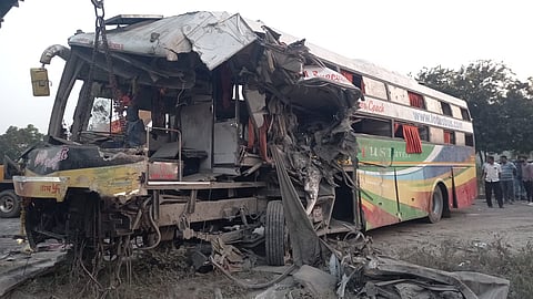 पुणे-सोलापूर राष्ट्रीय महामार्गावर भीषण अपघात ; खासगी ट्रॅव्हल्स बस उभ्या ट्रकला धडकली