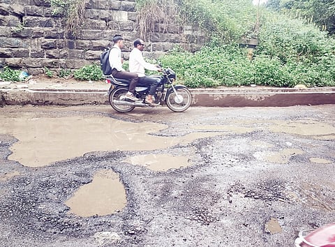 आकुर्डी गुरुद्वारा चौकात मोठंमोठे खड्डे; रोज होताहेत अपघात