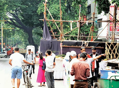 पुणे : रस्त्यांवरील मंडपांवर पालिकेकडून कारवाईचा बडगा