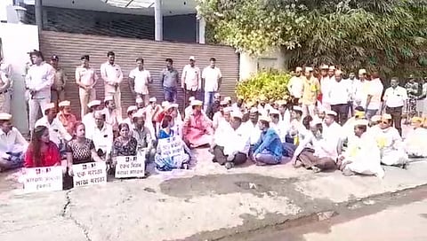 आमदार सुभाष देशमुख यांच्या निवासस्‍थानी ठिय्या आंदोलन