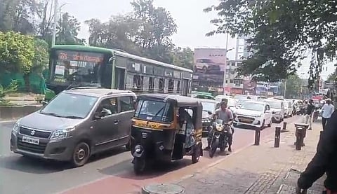 Pune pmpml News : पुण्यात पुन्हा संतोष माने अवतरला; पीएमपी ड्रायव्हरने रागाच्या भरात उडवल्या गाड्या