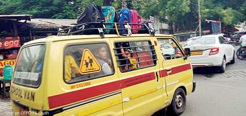 स्कूल व्हॅन की कोंडवाडा ? शालेय विद्यार्थ्यांच्या वाहतुकीत नियमांकडे दुर्लक्ष