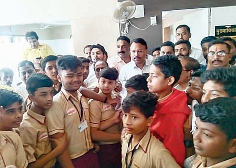 Nagar News : पुलासाठी विद्यार्थ्यांचा मुख्याधिकार्‍यास घेराव