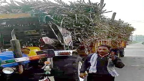 स्‍वाभिमानीने ट्रॅक्‍टर अडवला