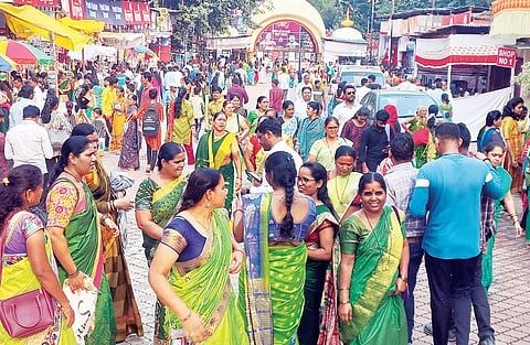 पुणे : भाविकांच्या गर्दीने फुलली मंदिरे