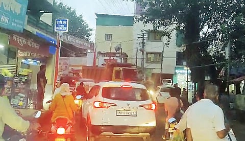 Pune News : रुंदीकरणानंतरही सिंहगड रस्त्याचा श्वास कोंडलेलाच!