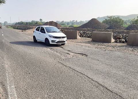 Pune News : पालखी महामार्गावरील  खड्ड्यांमुळे अपघातात वाढ