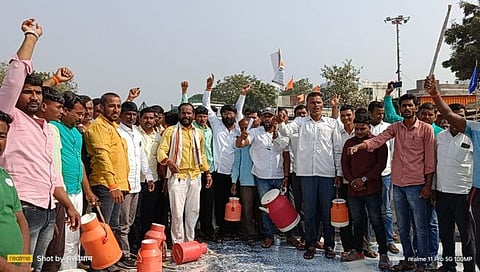छत्रपती संभाजीनगर : नवीन कायगाव येथे दुध दरासाठी रस्ता रोको आंदोलन