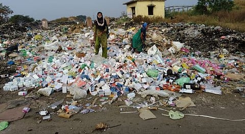धाराशिव :  उमरगा परिसरात उघड्यावर फेकला औषधांचा साठा