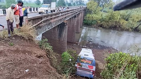 कोकरूड- नेर्लेजवळ खासगी बस ४० फूट खोल वारणा नदीत पडली; प्रवासी सुखरूप