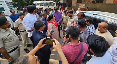सुरत रेल्‍वे स्‍थानकावर झालेल्‍या चेंगराचेंगरीच्‍या दुर्घटनेची माहिती घेताना खासदार दर्शना जरदोश.