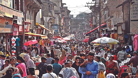 नाशिक : बाजारपेठेतील खरेदीसाठी झालेली ग्राहकांची गर्दी(फोटो-रुद्र)