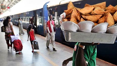 जळगाव : मध्य रेल्वेतील अनधिकृत फेरीवाल्यांकडून २ कोटी 72 लाखांचा दंड वसूल 