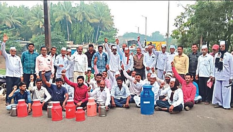 Nashik News : चाळीस रुपये दरासाठी नदीत दूध ओतून आंदोलन 
