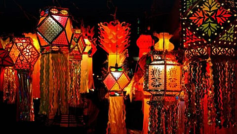Political Campaign Lanterns : यंदाच्या दिवाळीत राजकीय पक्षांच्या कंदिलांचा खप वाढला