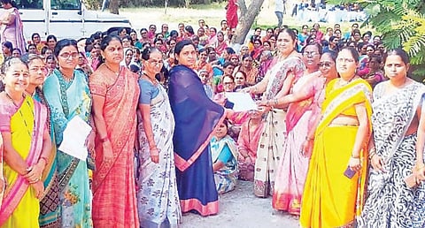 अंगणवाडी सेविकांचा एल्गार ; काम बंद आंदोलन सुरू
