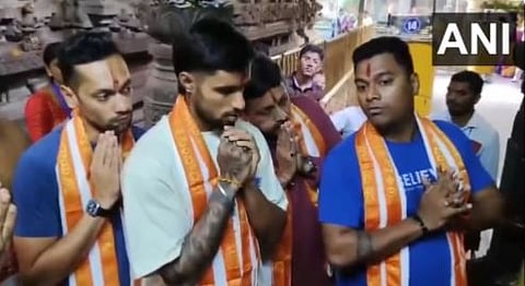 टीम इंडियाचे खेळाडू नरसिंह स्वामींच्‍या चरणी नतमस्‍तक