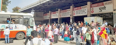 नगरहून पुण्याला जाणार्‍या लालपरी हाऊसफुल्ल !