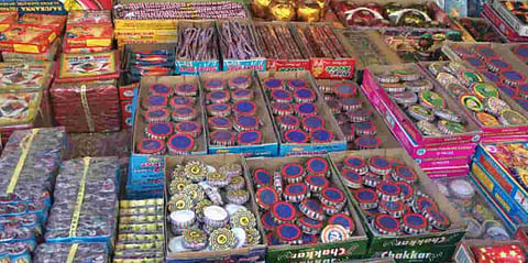 Pune News : मुलांना फटाक्यांपासून दूरच ठेवा! शिक्षण आयुक्त सूरज मांढरे