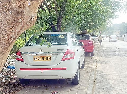 Pune News : पदपथावरील पार्किंग पादचार्‍यांच्या जीवावर