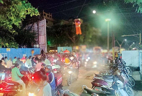 इथे पाच मिनिटांच्या अंतरासाठी लागतो तब्बल एक तास! नागरिकांचा संताप