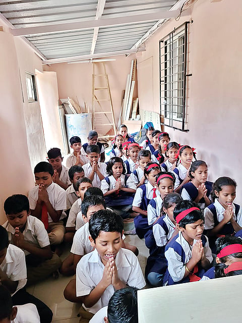 धोकादायक इमारतीत भरणाऱ्या शाळेचे ग्रामस्थांनी केले स्थलांतर  