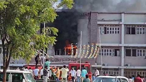 जिल्‍हापरिषदेच्या दुसऱ्या मजल्‍यावर आग