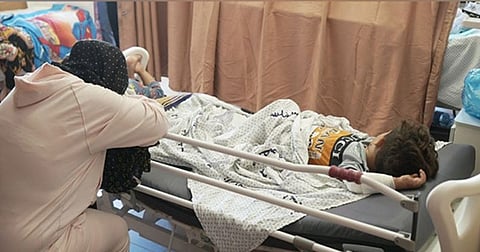 गाझा शहरातील अल-शिफा रुग्णालयात लाइफ सपोर्टवर अनेक जखमी बालकांना ठेवण्‍यात आले आहे.