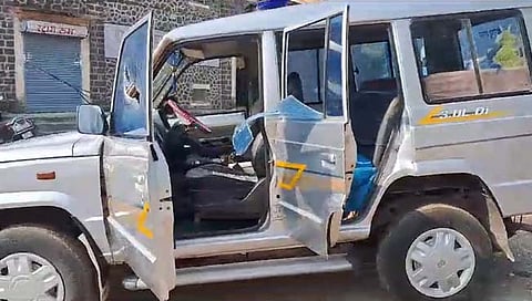 तहसीलदारांची गाडी फोडली