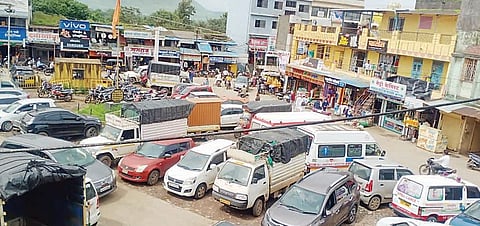 Pimpri News : कामशेतचा चौक बनला वाहनांचा अड्डा