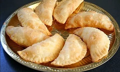 करंजीचा इतिहास माहिती आहे का ? या परदेशी मिठाईशी आहे साधर्म्य 