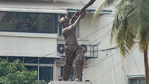 Sachin Tendulkar Statue :  हुबेहुब सचिन सारखाच… वानखेडे स्टेडियमवर सचिन तेंडुलकरच्‍या पुतळ्याचे दिमाखात अनावरण