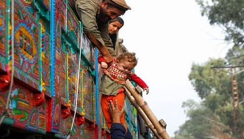 युद्धाने उद्‍ध्‍वस्‍त केले, आता पाकिस्‍तानेही लाथाडले! अफगाण नागरिकांवर ‘हद्दपारी’चा वरंवटा!