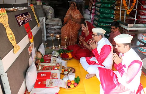 Diwali 2023 : जल्लोषी उत्साहात भक्तिभावाने लक्ष्मीपूजन