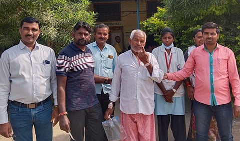 Gram panchayat election news : पुतण्यासाठी काय पण! हॉस्पिटलमध्ये असतानाही बजावला मतदानाचा हक्क