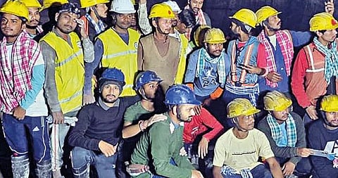 Uttarakhand Tunnel Rescue : 41 मजूर ठणठणीत, कुठल्याही क्षणी घरी पाठवणार
