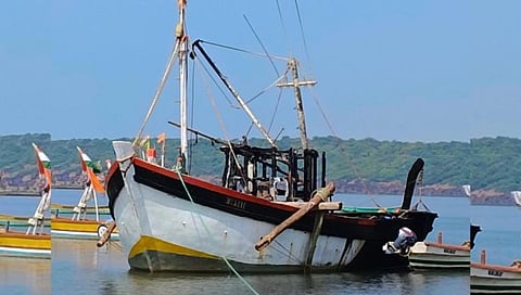 Sindhudurg News : देवगड बंदरात बेधुंद खलाशाकडून २ खलाशांना जीवे मारण्याचा प्रयत्न, नौका पेटवली