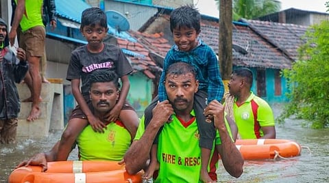कन्याकुमारी जिल्ह्यात मुसळधार पावसानंतर पूरग्रस्त भागात अडकलेल्‍या मुलांना सुरक्षा 
स्‍थळी नेताना अग्निशमन दलाचे कर्मचारी. 