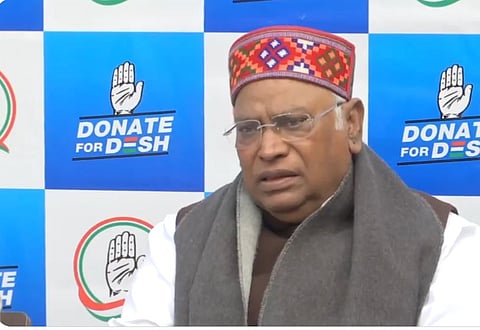 काँग्रेसच्‍या 'डोनेट फॉर देश'  मोहिमे शुभारंभ प्रसंगी बाेलताना पक्षाध्‍यक्ष मल्लिकार्जुन खर्गे.