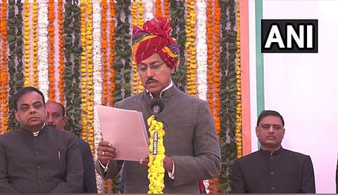 राजस्‍थानमधील भजनलाल शर्मा सरकारच्‍या पहिल्‍या मंत्रिमंडळाचा विस्ताराला आज झाला. मंत्री पदाची शपथ घेताना  राज्यवर्धन सिंह राठोड.