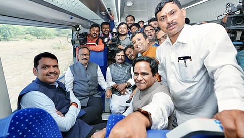 Vande Bharat Train : मराठवाड्यात पहिली वंदे भारत ट्रेन धावली; देवेंद्र फडणवीसांनी दाखवला हिरवा झेंडा