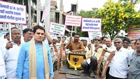 पीकविम्याची ५३ रुपये रक्कम घेण्यासाठी बैलगाडीतून आणली तिजोरी; शेतक-यांचा आंदोलनाने यवतमाळकरांचे लक्ष वेधले