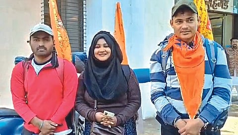 राम मंदिर सोहळ्यासाठी मुस्लिम युवती पायी निघाली अयोध्येला