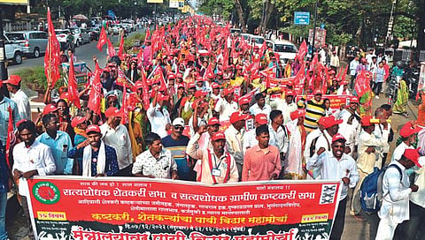 नाशिकमध्ये धडकला बिऱ्हाड मोर्चा, शहर परिसरात सर्वत्र लालबावटा