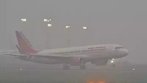 Delhi Smog : दिल्लीत धुक्यामुळे विमान सेवेवर परिणाम, ३० उड्डाणे उशिराने