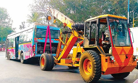 Pune News : ठेकेदारांच्या नव्याकोर्‍या ’पीएमपी’ला घरघर!
