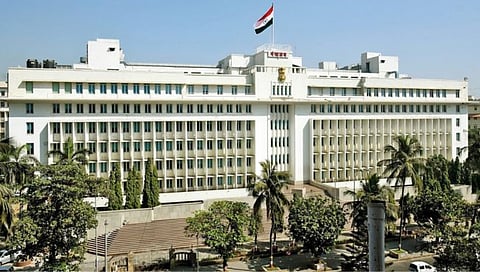 Government Jobs 2023 : सरकारचे प्रशासन कंत्राटी नोकरांवरच! राज्याच्या २९ विभागात २,४४,४०५ पदे रिक्त