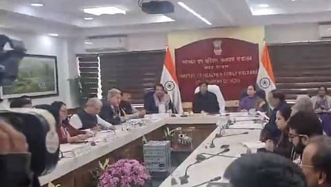 COVID-19  : ‘घाबरू नका, सतर्क रहा’; कोरोनाच्‍या नव्‍या व्हेरियंटबाबत केंद्रीय आरोग्य मंत्र्यांचे आवाहन