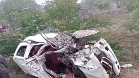 कंटेनर-कारच्या धडकेत ४ जण जागीच ठार